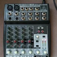 یک دستگاه میکسر Behringer - XENYX 802