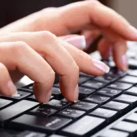 استخدام منشی مسلط به تایپ‌