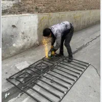 جوشکاری ساخت انواع درب و پنجره.