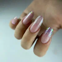 کاشت و طراحی ناخن حرفه‌ای در قاسم‌آباد.۸ سال سابقه