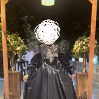 لباس مجلسی سرمه‌ای مزون‌دوز با اپلیکه‌دوزی