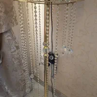 اباژور ایستاده کنار سالنی