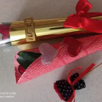سه عدد گل مناسب هدیه.