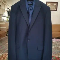 یک دست کت و شلوار سرمه ای