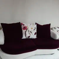 مبل چرم ومخمل   رنگ کرم وبنفش تیره در حد نو