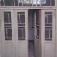 در وپنجره چوبی قدیمی