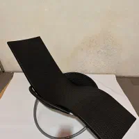تخت کنار استخر و ساحل