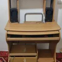 میز تحریر و کامپیوتر