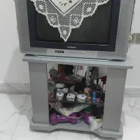 تلویزیون به همراه میز آن