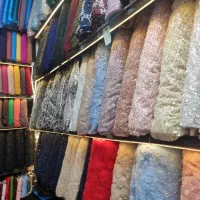 فروشنده خانوم در پارچه فروشی