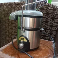 یک آب میوه گیری کار کرده