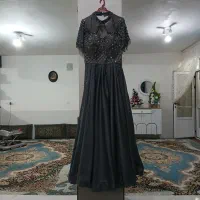 لباس مجلسی سایز ۴۲ بند داره پشتش سایز بندی میشه .