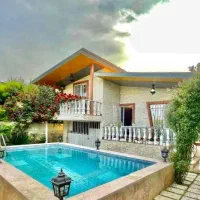 خونه-مادربزرگه-حیاط-سرسبز-و-استخر-داره