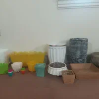 گلدان سفالی و پلاستیکی