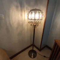 یک جفت آباژور کریستال کنار سالنی