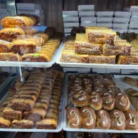 به چندنفر وردست جهت کار در قنادی نیازمندیم