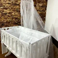 گهواره و تخت کنار مادر