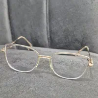 عینک طبی به همراه عدسی