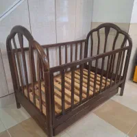 تخت کودک کنار تخت مادر