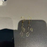 گوشواره طلا ۱۸ عیار  به وزن حدودی ۱.۷ گرم