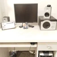 میز و کامپیوتر