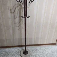جا لباسی ایستاده