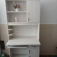 میز تحریر و کتابخانه