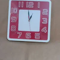 ساعت دیواری نو و استفاده نشده و کیبورد کلاسیک