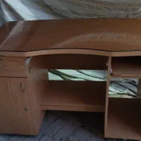 میز تحریر و کامپیوتر