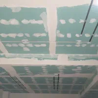 کارگر برای نقاشی ساختمان