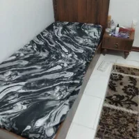 تخت یک نفره با عسلی کنارش و خوشخواب تک نفره