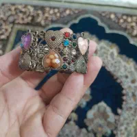 یک عدد دستبند یا مس یا برنج ولی کهنه