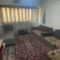 یک دست مبل راحتی سالم و مدرن، تمیز و خوش‌فرم