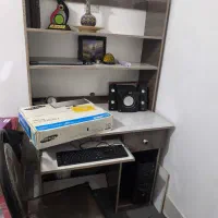 کامپیوتر و میز تحریر