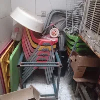 کولر آبی و صندلی