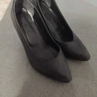 کفش پاشنه دار رنگ مشکی و قهوه ای