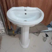 روشویی با پایه سفید