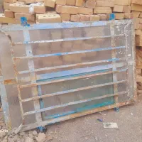 در پنجره اهن