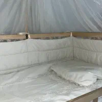 تخت کنار مادر