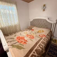 تخت دو نفره به همراه میز آرایشی و پاتختی