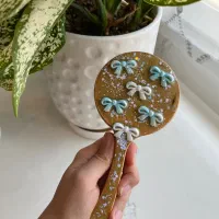 آینه دستی چوبی پاپیونی