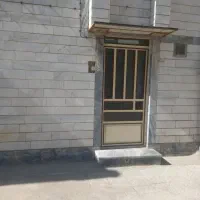 در حیاط یک لنگه و دولنگه.در حال.و پنجره