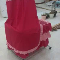 کریر و تخت کنار مادر
