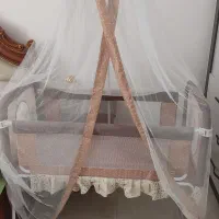 گهواره نوزاد و تخت کنار تخت مادر