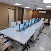 میز ‌کنفرانس همراه با صندلی