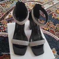 یه جفت کفش یه بار پوشیده شده بخاطر سایز میفروشم