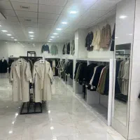 فروشنده خانم در فروشگاه مانتو