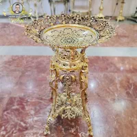 میوه خوری ایستاده کنارسالنی