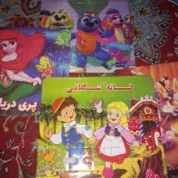 اهدا یه مقدار اسباب بازی و ظرف غذا بچه