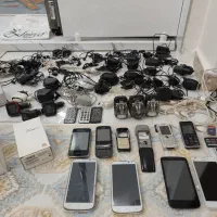 تعدادی گوشی وشارژر وکابل و هندزفری